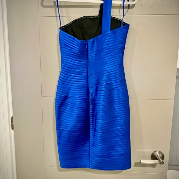 BCBG stunning blue one shoulder mini party dress. Size 2. Ultra flattering! - Picture 3 of 8